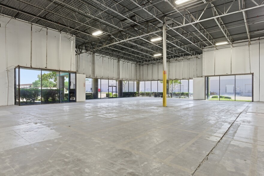 More Photos Of 13755-13775 Benchmark Dr, Farmers Branch Warehouse For Lease
