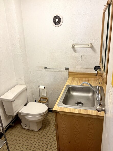 More Photos Of 4732 S Broadway St, Englewood Auto Dealership For Lease