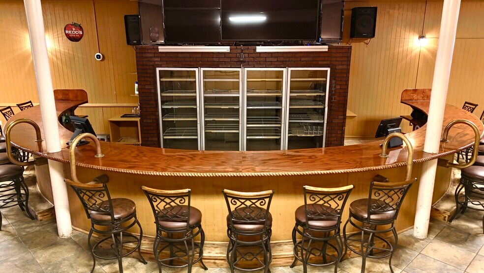 More Photos Of 209 N Washington St, Beeville Bar For Sale