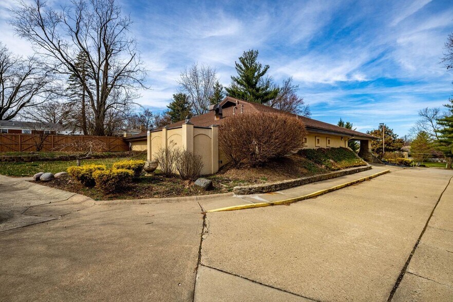 More Photos Of 5629 Bridgetown Rd, Cincinnati Flex For Sale