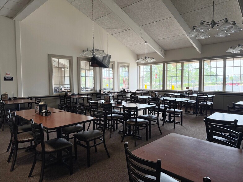 More Photos Of 1591 S Randall Rd, Algonquin Restaurant For Sale