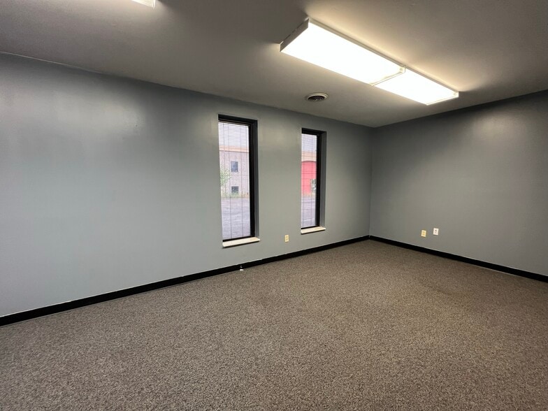 More Photos Of 1725 Louisville Dr, Knoxville Office For Lease