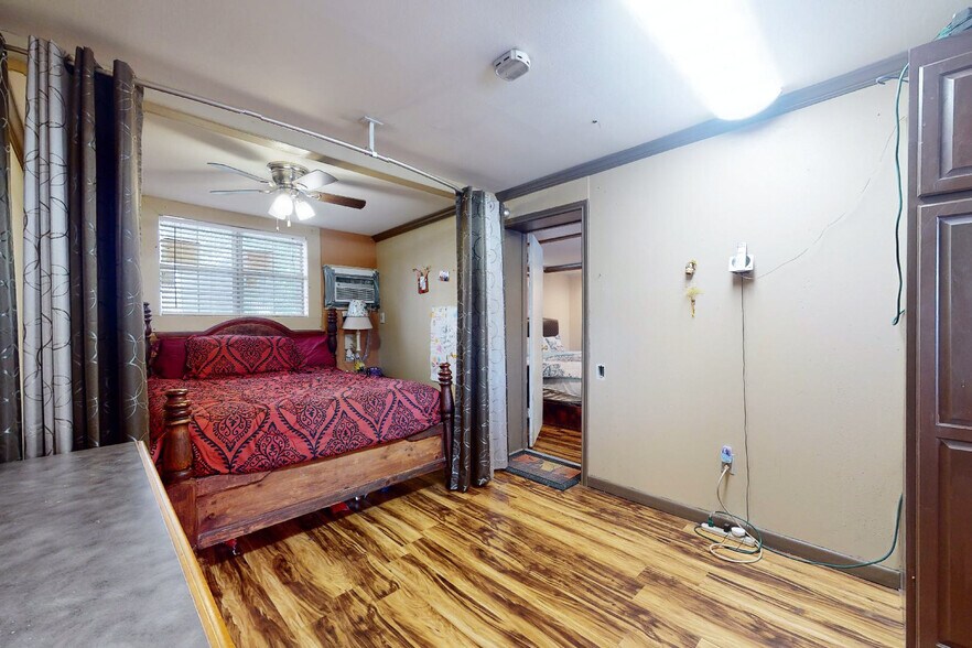 More Photos Of 819 W 7th St, Texarkana Hotel For Sale