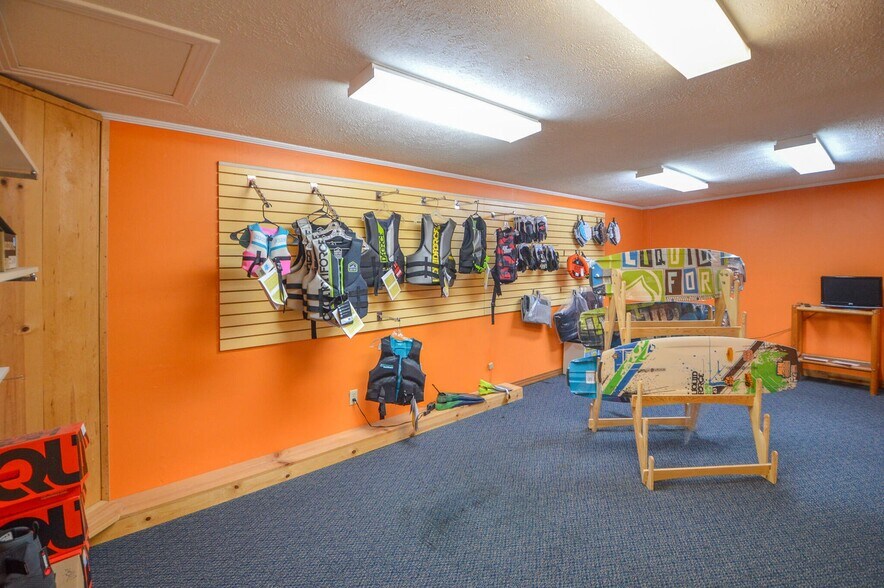 More Photos Of 415 Wilkins Wise Rd, Columbus Showroom For Sale