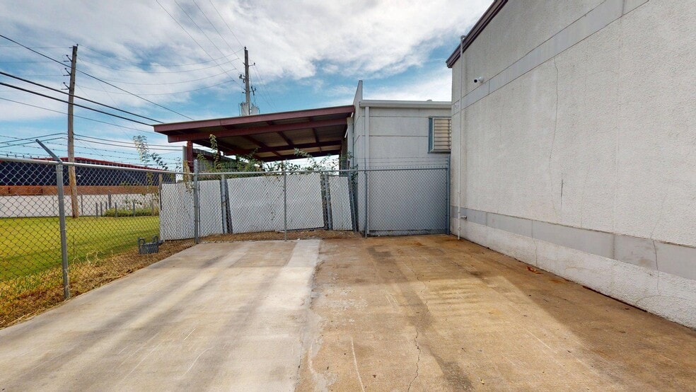 More Photos Of 2109 N Yellowood Ave, Broken Arrow Light Distribution For Lease