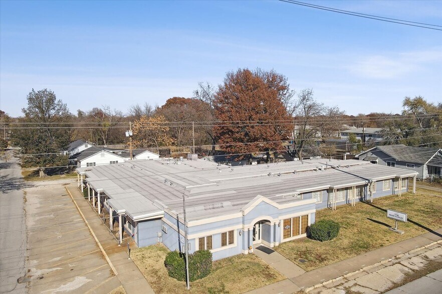 More Photos Of 720 W 1st St, Coffeyville Healthcare For Sale