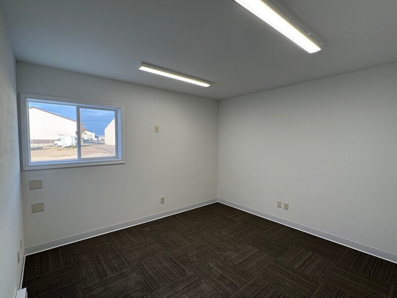 More Photos Of 801 N 9th Ave, Brandon Warehouse For Lease