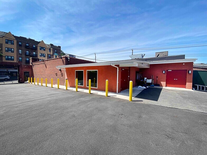 More Photos Of 403 E 3rd St, Mount Vernon Funeral Home For Sale