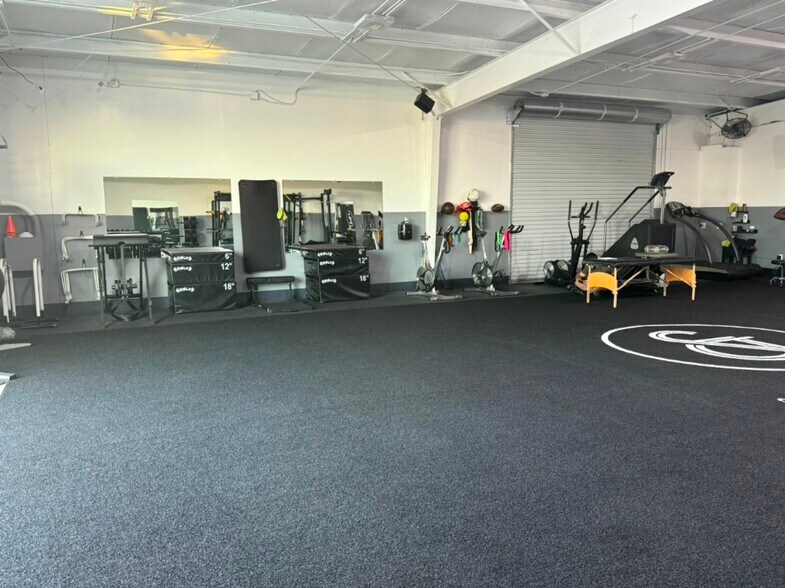 More Photos Of 5830 Star Ln, Houston Light Distribution For Lease