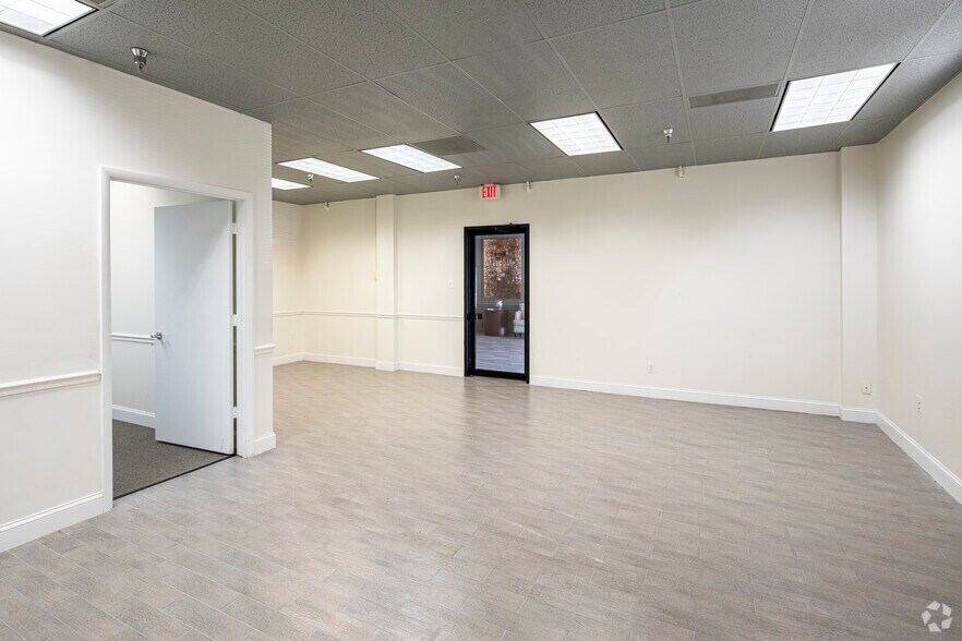 More Photos Of 2560 Huntington Ave, Alexandria Office For Lease