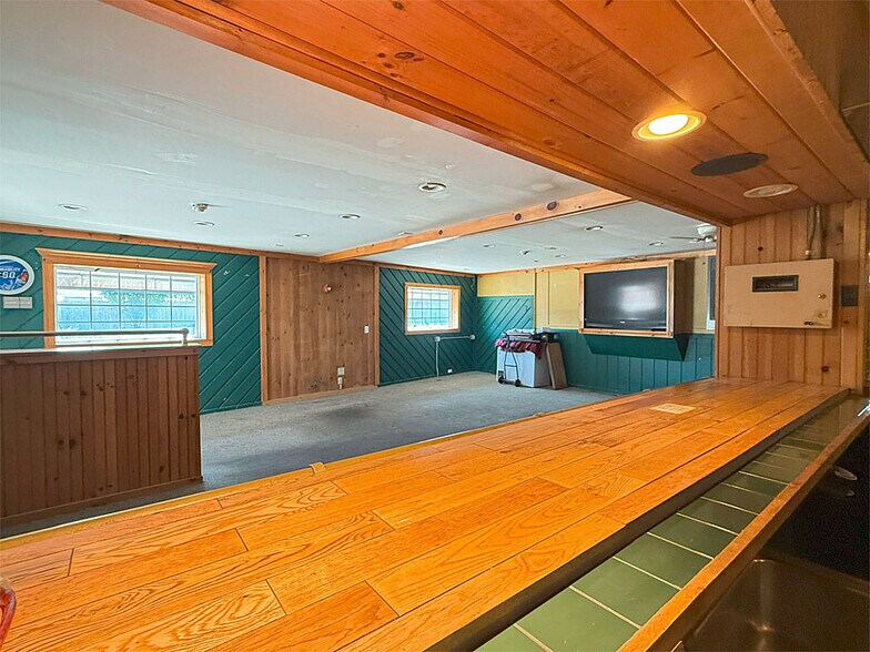 More Photos Of 86 Strongs Ave, Rutland Freestanding For Sale