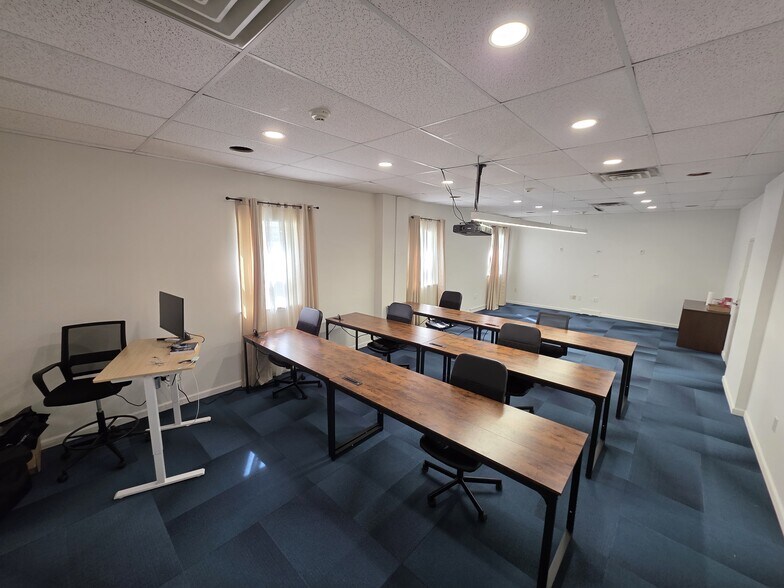 More Photos Of 290 Andrews Rd, Trevose Flex For Lease