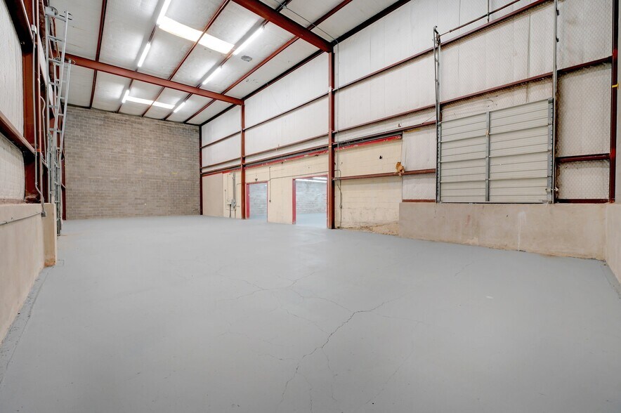 More Photos Of 5715 Kenwick St, San Antonio Warehouse For Lease