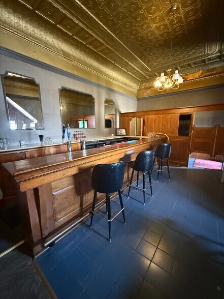 More Photos Of 101 N 2nd St, Vincennes Flex For Sale