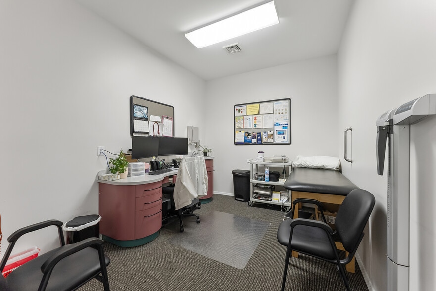 More Photos Of 2004 Bayshore Rd, Villas Medical For Sale