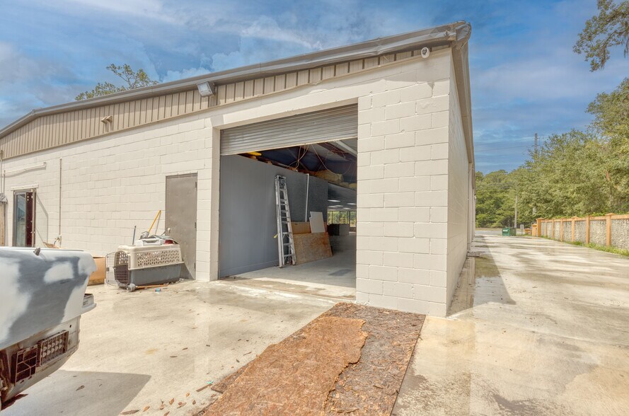 More Photos Of 5953 Roosevelt Blvd, Jacksonville Storefront Retail Office For Lease