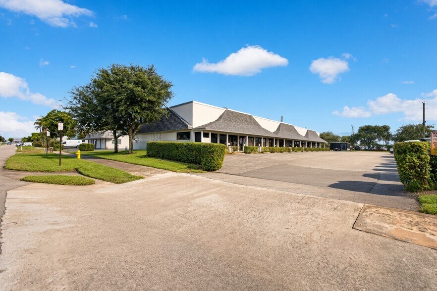 More Photos Of 1334 S Killian Dr, Lake Park Warehouse For Sale