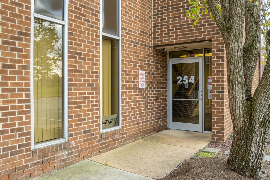 More Photos Of 254 Chapman Rd, Newark Office For Lease