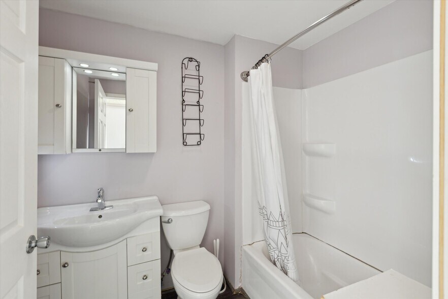 More Photos Of 1017 Washington Ave, Bay City Storefront Retail Residential For Sale