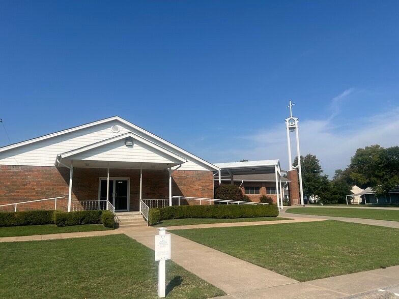 More Photos Of 1209 W Oak St, Collinsville Religious Facility For Sale
