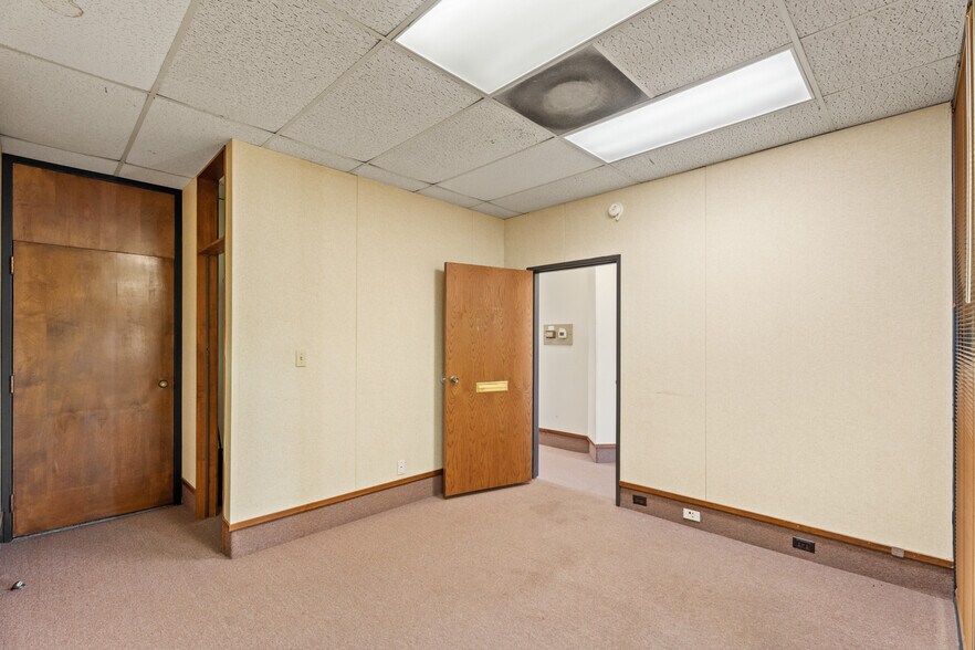 More Photos Of 1212 S Air Depot Blvd, Oklahoma City Office For Sale