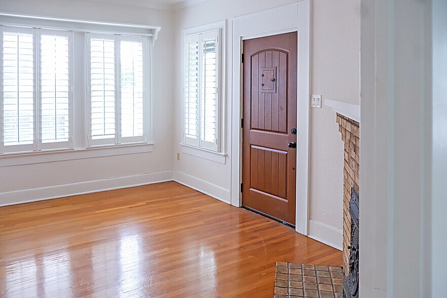 More Photos Of 1205 Main St, Garland Office For Lease