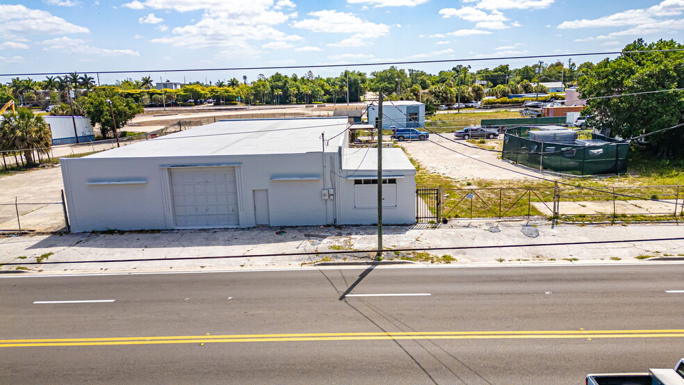 More Photos Of 2111 Fowler St, Fort Myers Warehouse For Sale