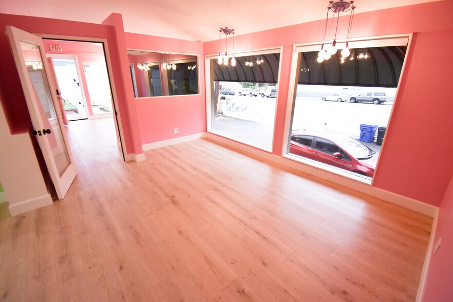 More Photos Of 3847 Foothill Blvd, La Crescenta Freestanding For Lease