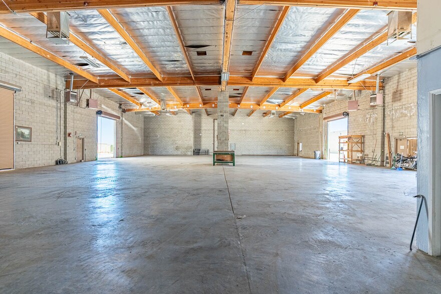More Photos Of 39360 3rd St E, Palmdale Warehouse For Lease