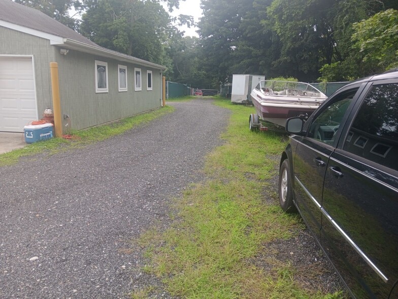 More Photos Of Munsell @ Long Island, Yaphank Self Storage For Sale