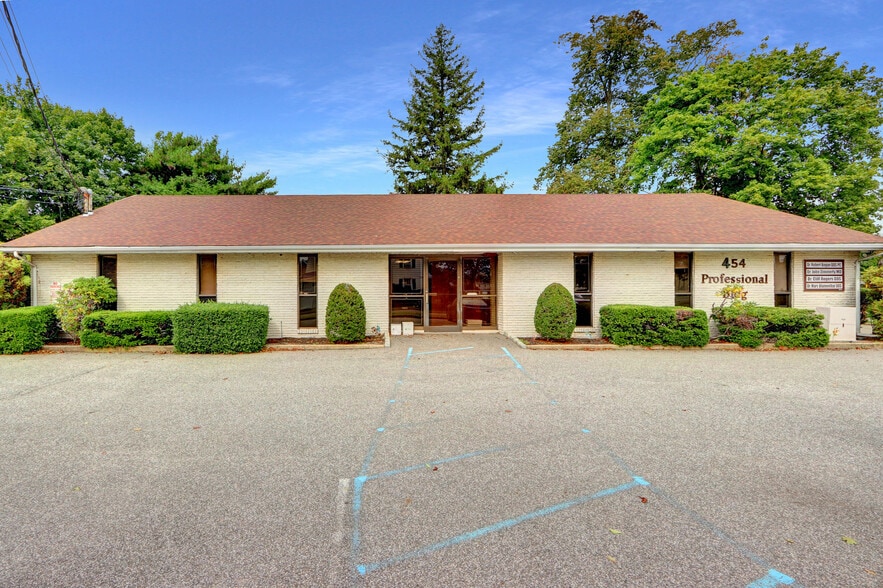 More Photos Of 454 Deer Park Ave, Babylon Office For Sale