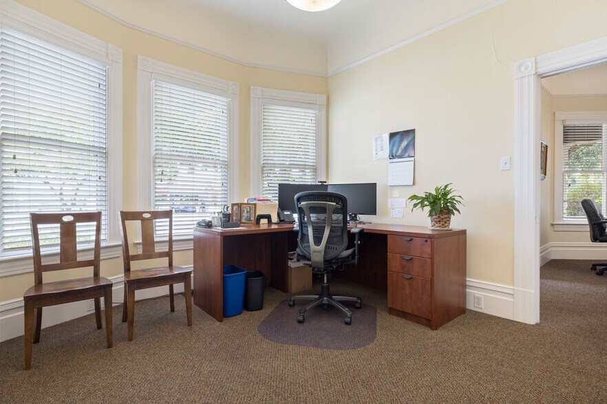 More Photos Of 531 1/2 E Washington St, Petaluma Office For Sale