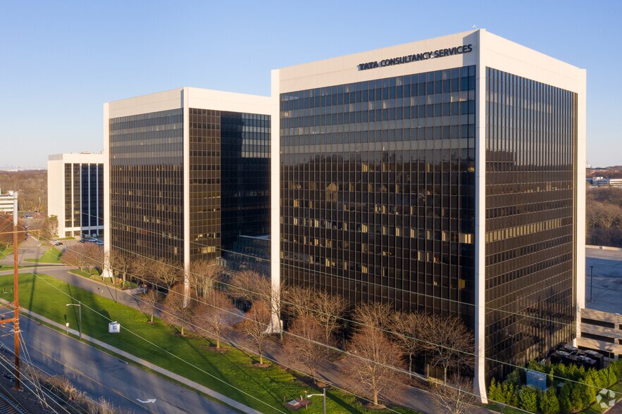 More Photos Of 379 Thornall St, Edison Office For Lease