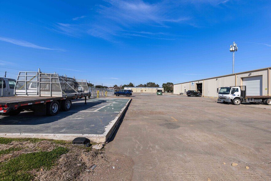 More Photos Of 3923 Mickey Gilley Blvd, Pasadena Distribution For Sale