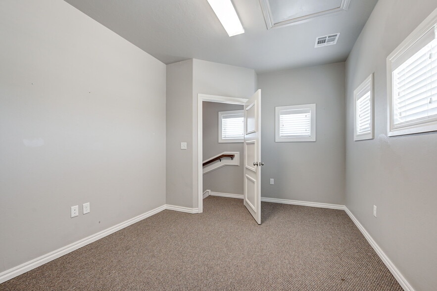 More Photos Of 450 E Main St, Yukon Religious Facility For Sale