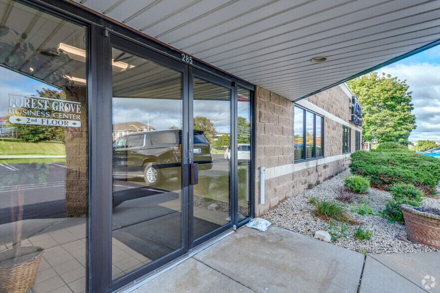 More Photos Of 285 Forest Grove Dr, Pewaukee Office For Lease