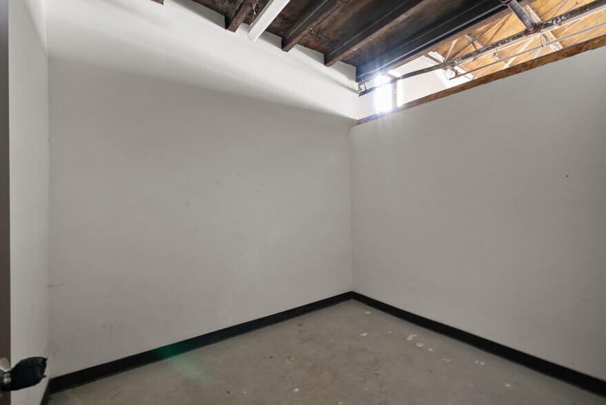 More Photos Of 2416 E 24th St, Vernon Industrial For Lease