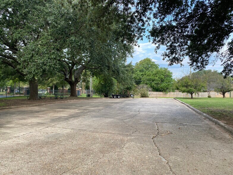 More Photos Of 9400 Village Green Dr, Shreveport Office For Lease