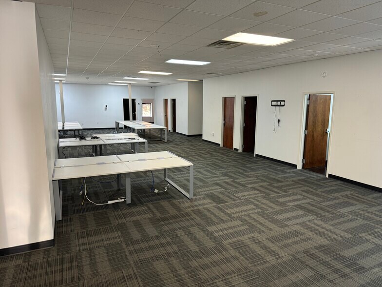 More Photos Of 138 Commerce Ctr, Greenville Light Distribution For Lease