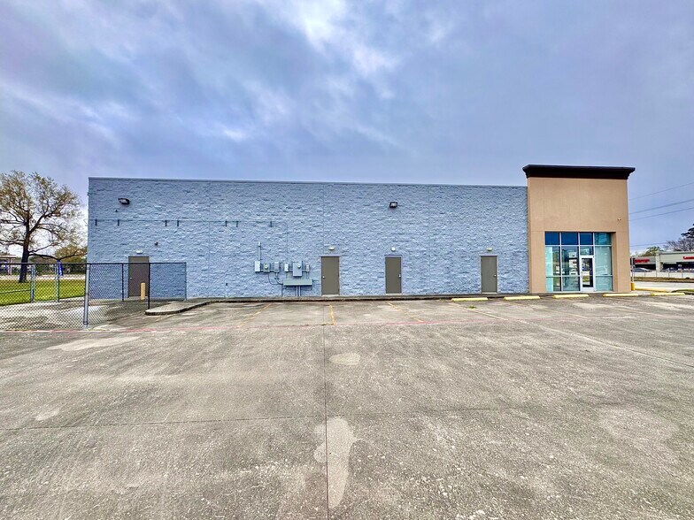 More Photos Of 5737 Fm-1960 Rd E, Humble Freestanding For Lease