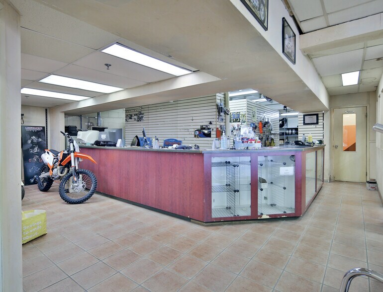 More Photos Of 700 Boul Des Laurentides, Laval Industrial For Lease