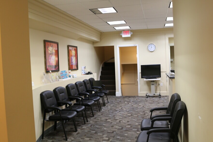 More Photos Of 200 W Fayette St, Baltimore Storefront Retail Office For Sale