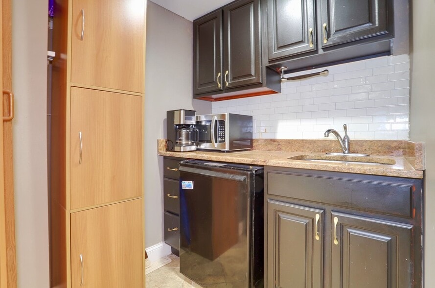 More Photos Of 693 Bergen Ave, Jersey City Storefront Retail Residential For Lease