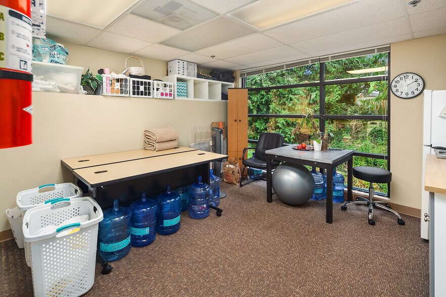More Photos Of 504 Holly Dr, Edmonds Office For Sale
