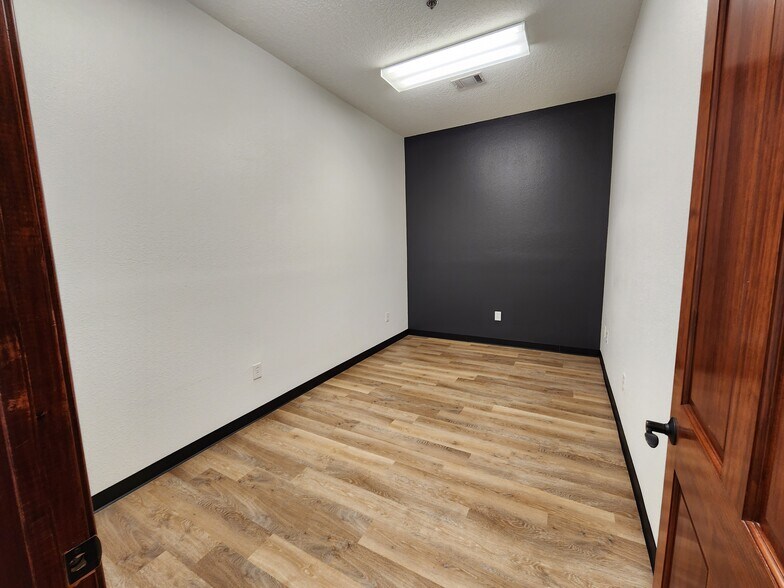 More Photos Of 111-121 E Edgewood Dr, Friendswood Medical For Lease