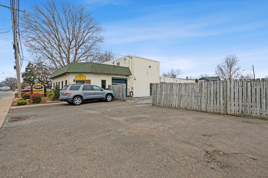 More Photos Of 2217 Farragut ave, Bristol Service For Sale