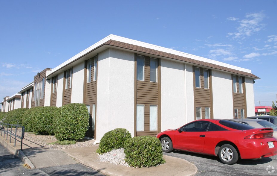 More Photos Of 804 W Curtis Dr, Midwest City Office For Sale