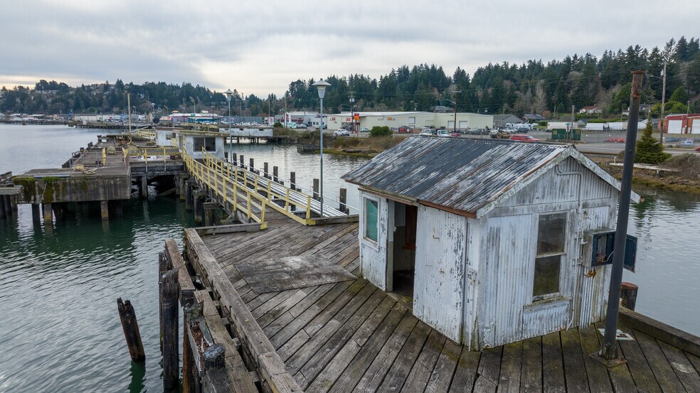 More Photos Of 2250 N Bayshore Dr, Coos Bay Marina For Sale