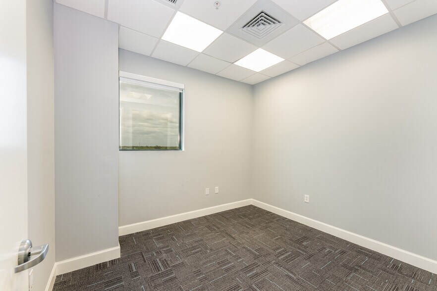 More Photos Of 1 S School Ave, Sarasota Medical For Lease