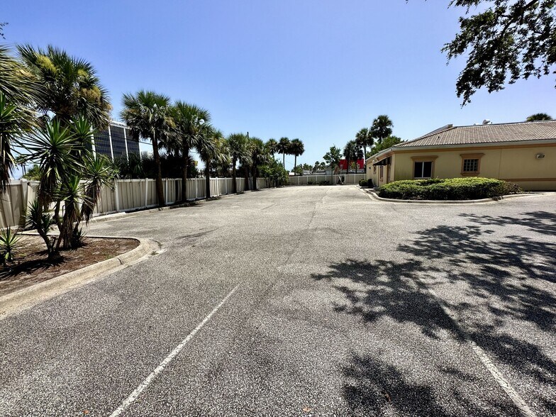 More Photos Of 614 Peninsula Dr, Daytona Beach Medical For Sale